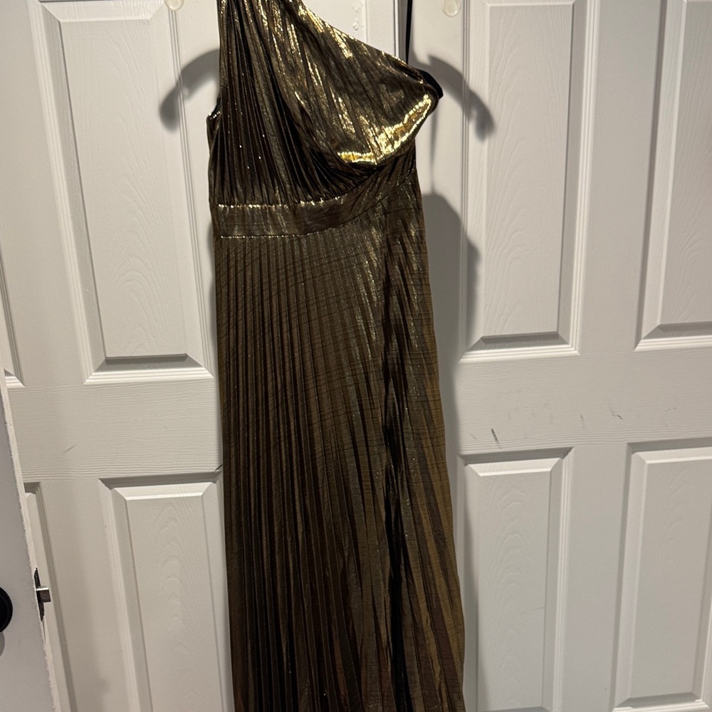 Elegant Gold One-Shoulder Dress - Picture 2 of 4